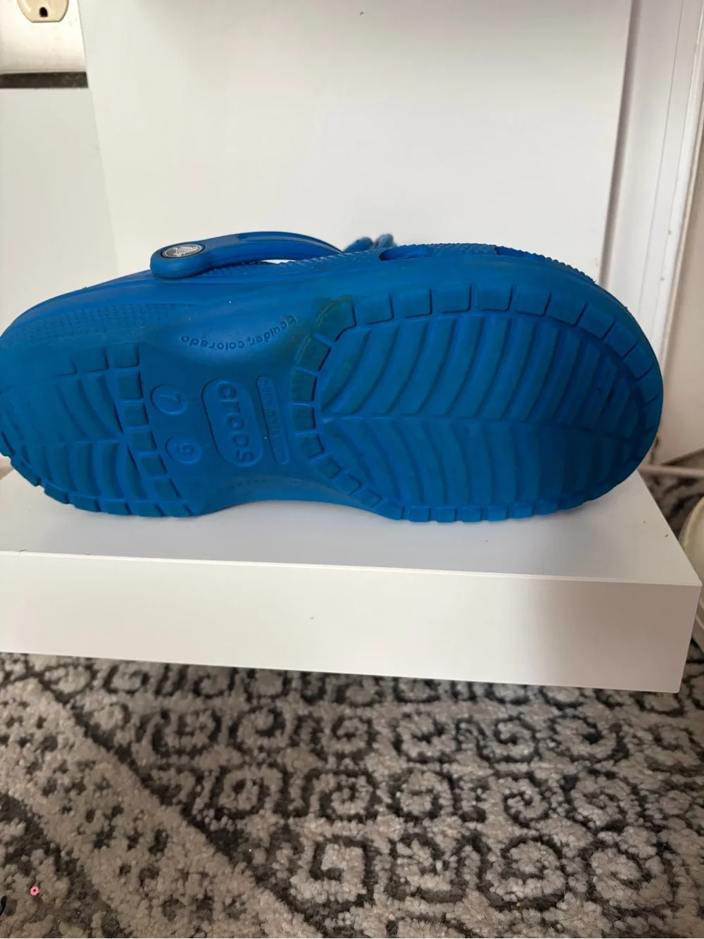 Men’s 7/Women’s 9 CROCS Classic Clog in Bright Blue with Character Jibbitz